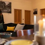 House - - Private Garden Σπίτι διακοπών *