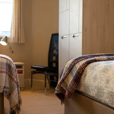 House - - Private Garden Ferienhaus